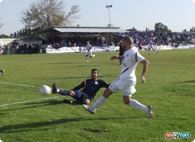 עידו יוסף מעביר כדור רוחב