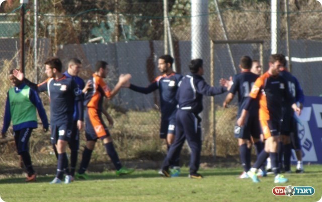 אונגר רץ לחגוג עם טיאר והספסל