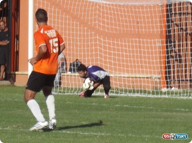 חוסר מחץ של שחקני כפ"ס. דוידי עוצר עוד התקפה (צילום: אייל אורן)