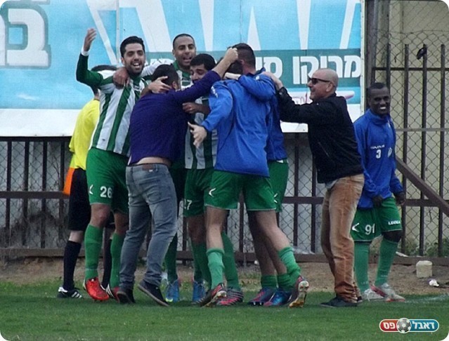 המשיכו את הדהירה. שחקני עמישב חוגגים (צילום: אייל אורן)