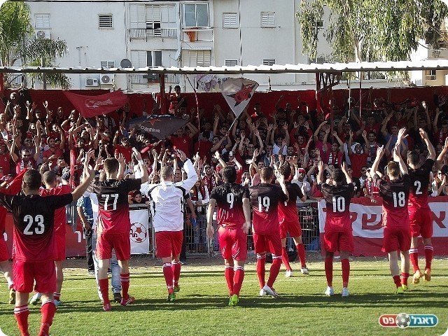 וההליכה לקהל השמח (צילום: אייל אורן)