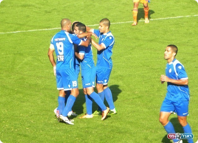 מי שלא כובש - סופג. הרצליה חוגגת את הראשון (צילום: עוז מלכה)