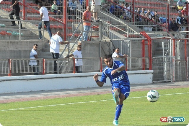 אכזבה מכמות הקהל. מנסור על רקע היציע הריק (צילום: מוחמד חאדר אניס)