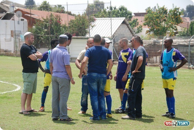 ההתייעצות. מחכים למבשרת (צילום: אורי גבאי)