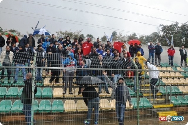 לא נבהלו ממזג האוויר. אוהדי באקה (צילום: אחמד עוויסאת)