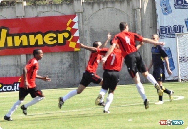 שליטה של איכסל מהפתיחה. אחמד דראושה כובש וחוגג (צילום: חאדר אניס)