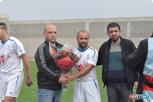 ביקש להשתחרר. אלג'אבר מקבל פרחים (צילום: מוחמד חאדר אניס)