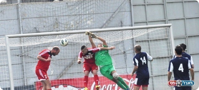 יציאה גרועה. שלבו מנסה להדוף, רותם נוגח (צילום: מוחמד חאדר אניס)