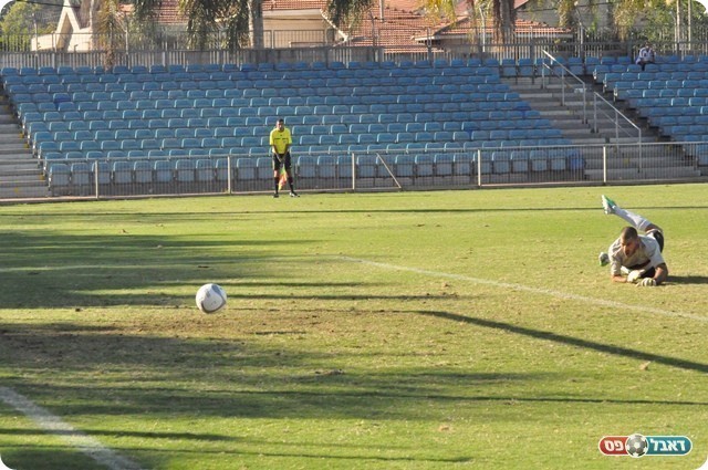יתרון צפוי. גלזר נכנע לבעיטה של כהן (צילום: חאדר אניס)