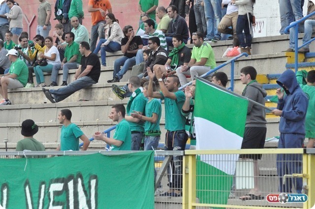 כבר במקום השני. אוהדי כפ"ס (צילום: מוחמד חאדר אניס)