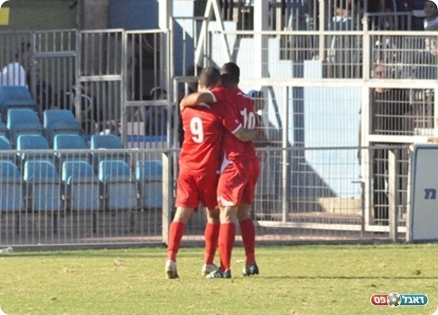 שוחוגג עם החברים (צילום: חאדר אניס)