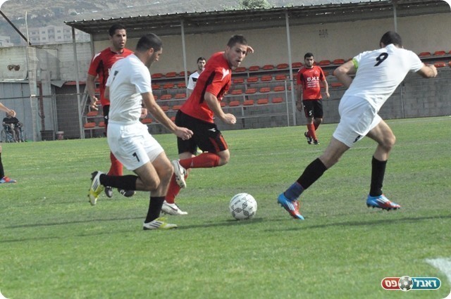 כפר קנא לא הגיעה. עבד רבאח מנקה בקלות (צילום: חאדר אניס)