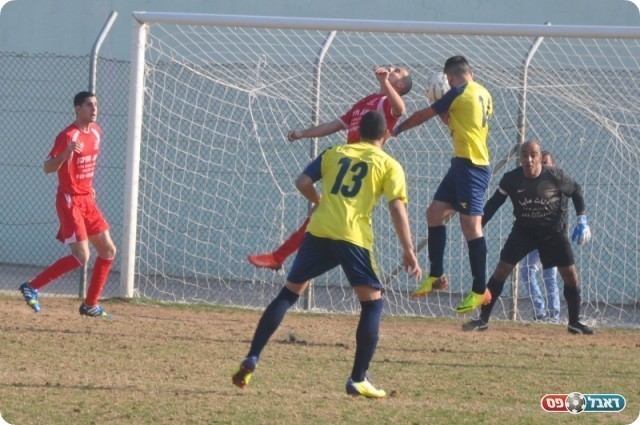 כפר קרע עלתה נחושה. מוחמד כבהא מאיים על השער (צילום: אחמד עוויסאת)