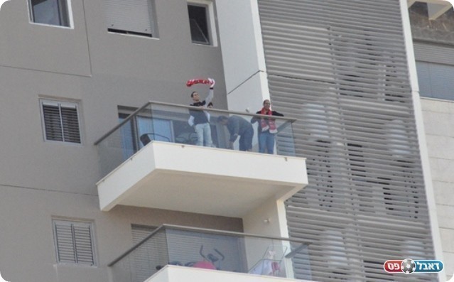 ואלה שעל המרפסת (צילום: חאדר אניס)