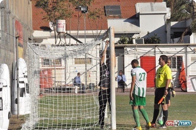 עיכוב בפתיחת המחצית השנייה. מתקנים את השער (צילום: חאדר אניס)