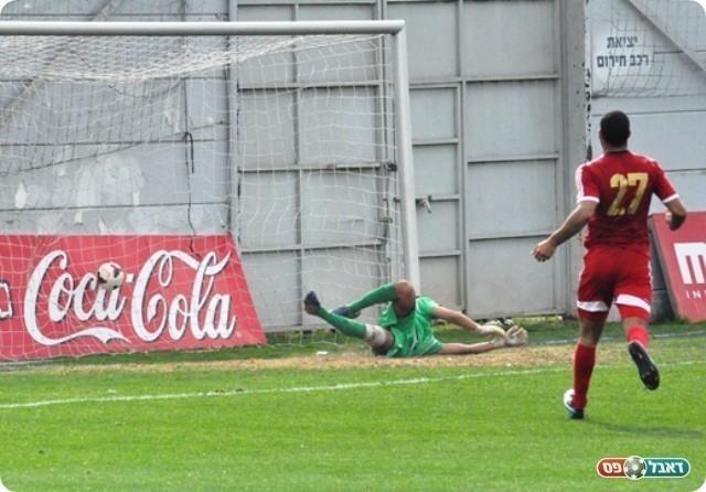 פנדל מוצדק. שלבו נכנע (צילום: מוחמד חאדר אניס)