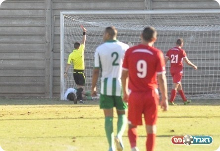 הבלגן מתחיל. האדום לשוער (צילום: חאדר אניס)
