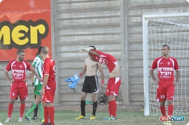 מחליפים שוער (צילום: חאדר אניס)