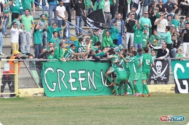 החלו לפנטז על ארבע הפרש. הכפר סבאים חוגגים את השער (צילום: חאדר אניס)
