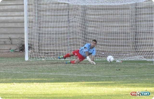 שוער מנוסה היה עוצר. סרסור נכנע לפנדל (צילום: חאדר אניס)