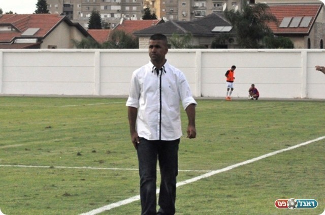 הרצף יקטע? מאמן בני לוד, סלימן אזברגה (צילום: מוחמד חאדר אניס)