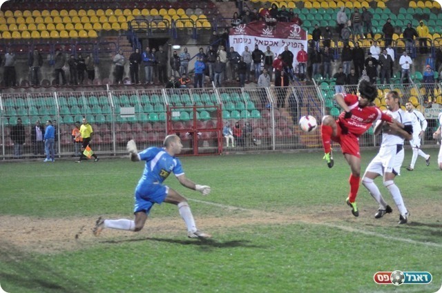 איכסל לחצה. דיאב מחטיא מול שאיב (צילום: חאדר אניס)