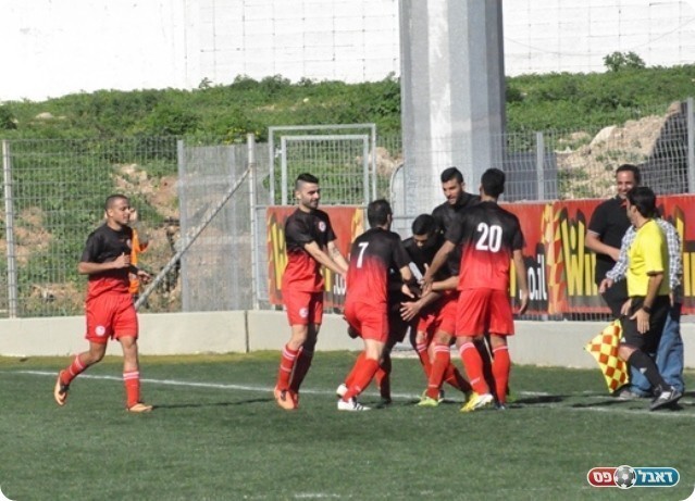 שחוגג עם ערימה של חבר'ה (צילום: חאדר אניס)