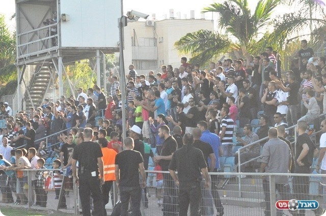 בהלם 2. אוהדי כפר קאסם (צילום: חאדר אניס)