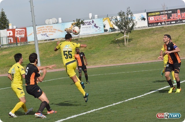 שער שלישי לבלם. כהן נוגח (צילום: ולדי מויסייב)