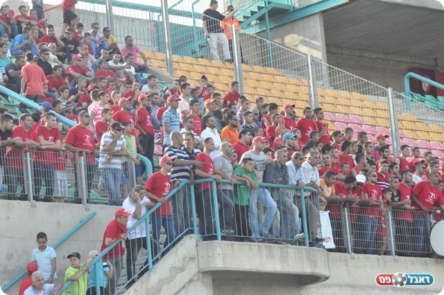 יותר מחצי מאיכסל. האוהדים (צילום: חאדר אניס)