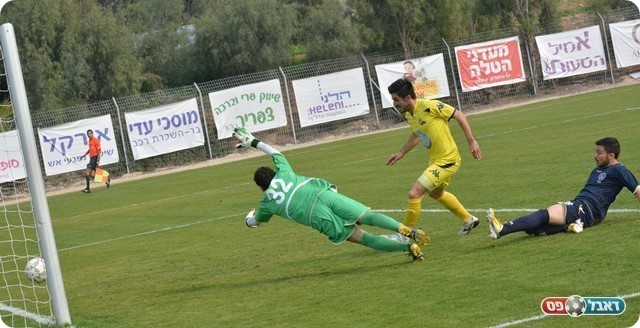 פתיחה מהממת. עובדיה כובש את הראשון (צילום: ולדי מויסייב)