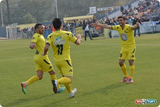 וחוגג עם החברים (צילום: ולדי מויסייב)