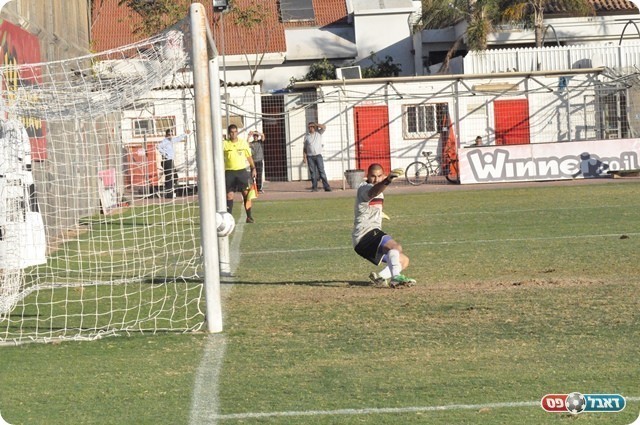 הפעם הוא נכנע. הכדור ברשת (צילום: חאדר אניס)