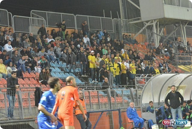 אווירה ביתית. אוהדי קריית גת (צילום: ולדי מויסייב)