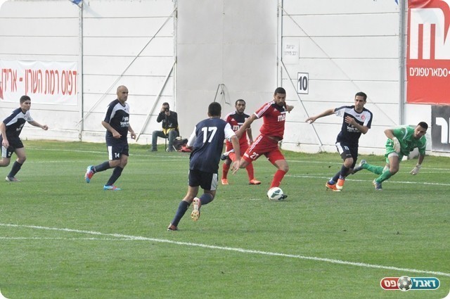 מול האין הגנה. מזרחי בדרך לחמישי (צילום: מוחמד חאדר אניס)