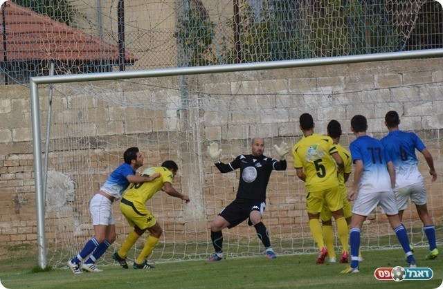 מי אם לא הוא? פדידה נוגח פנימה (צילום: ולדי מויסייב)