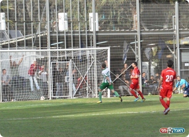 עלו עם אש בעיניים. הכדור של לובין ברשת (צילום: מוחמד חאדר אניס)