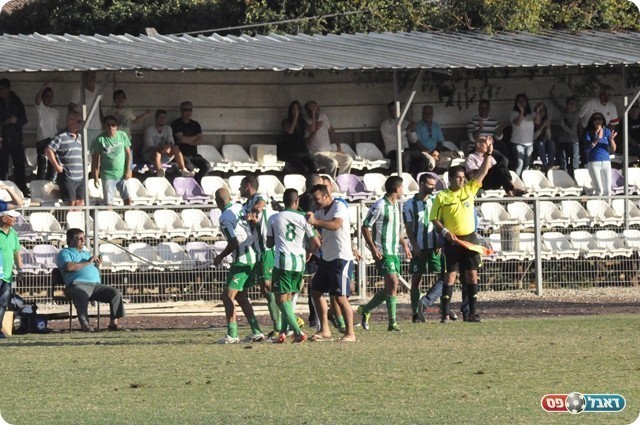 השער המוזר במשחק. חוגגים את הרביעי (צילום: חאדר אניס)