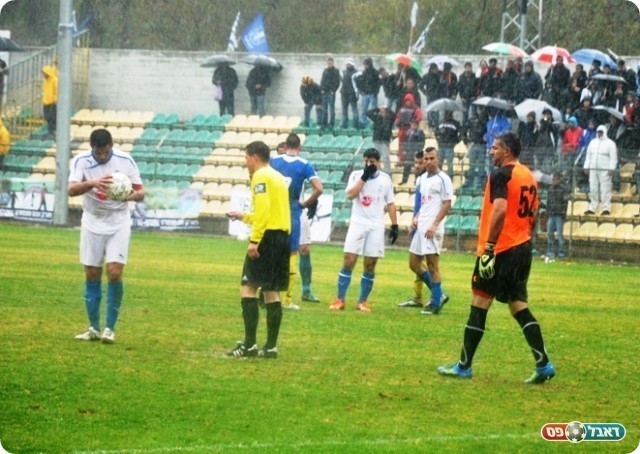 דקות של מתח. ליאני מתכונן לפנדל (צילום: אחמד עוויסאת)