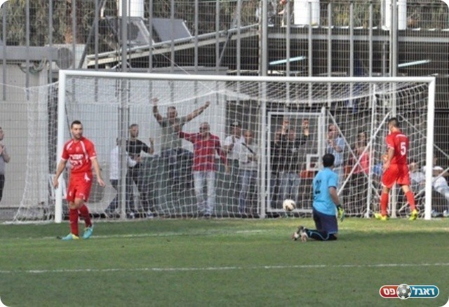 טעות בהגנת כ. קאסם. שדה כובש (צילום: מוחמד חאדר אניס)