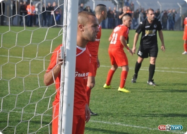 החזיק במו רגליו את הקישור. מסרואה (אחמד עוויסאת)