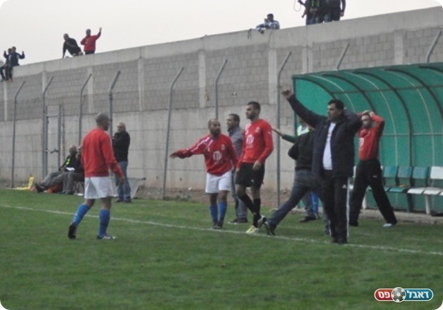 וגם הספסל (צילום: מוחמד חאדר אניס)