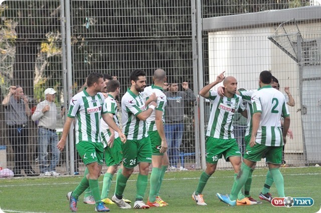 וחוגגים (צילום: מוחמד חאדר אניס)