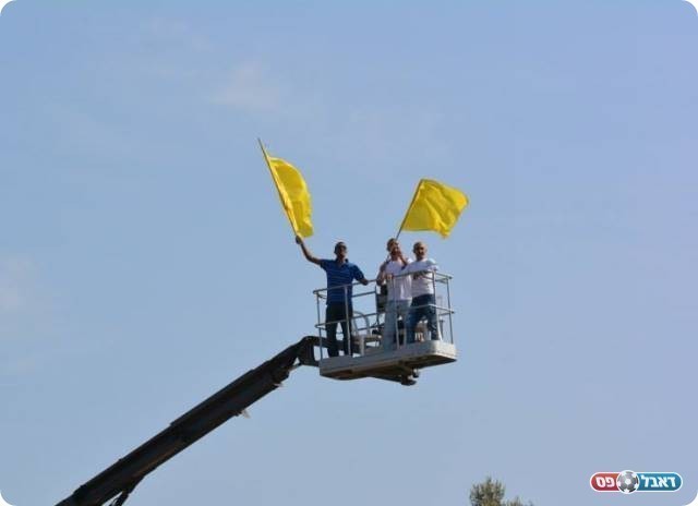 גם זו דרך לצפות במשחק (צילום: ולדי מויסייב)