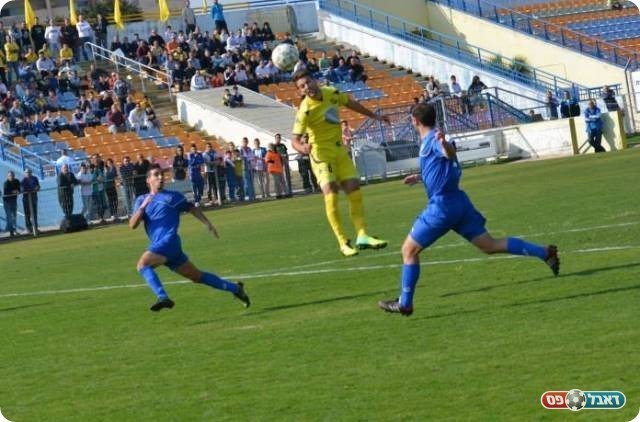 כמעט שער. טמיר נוגח (צילום: ולדי מויסייב)