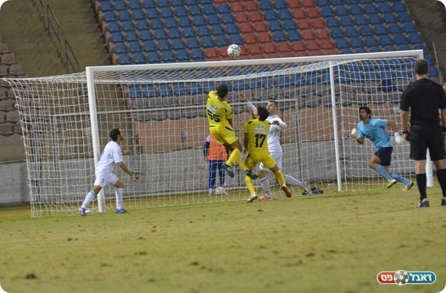 המשחק הוכרע. אלקבץ עולה לנגיחה (צילום: ולדי מויסייב)