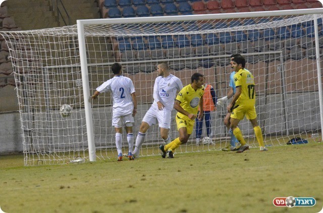 הכדור ברשת (צילום: ולדי מויסייב)