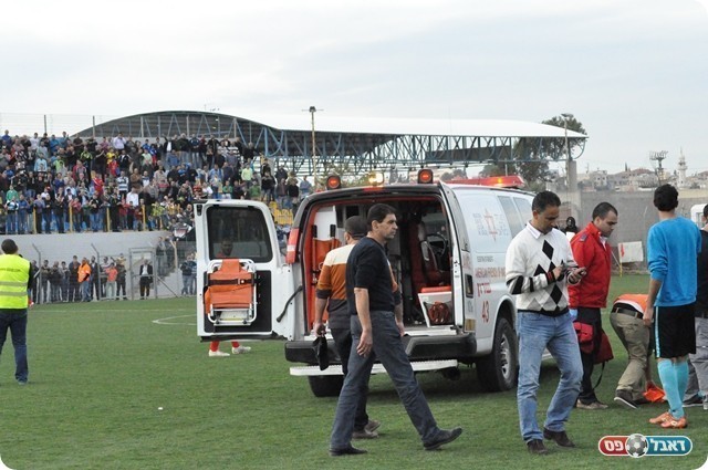 והפינוי לבית החולים (צילום: חאדר אניס)