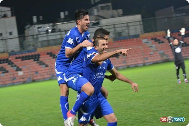 השער שכ"כ יחלו לו. כידר חוגג עם החברים (צילום: ולדי מויסייב)