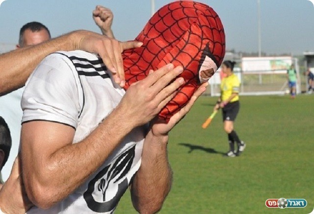 חזר לכבוש. בוזורגי במסיכת ספיידרמן (צילום: מוחמד חאדר אניס)